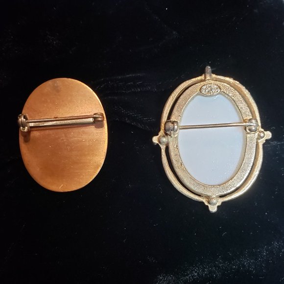 Two Flower Brooches - Etched Silver Daffodil & Painted Porcelain Rose - Picture 2 of 6